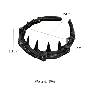 Detailed view of the black bow headband with dimensions 15x13x3.8 cm and weight 30g