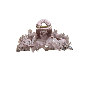Pince à cheveux fleur en tissu rose élégante avec perles de cristal et ressort doré