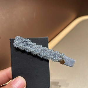 Barrette élégante en cristal bleu clair avec fleur dorée sur carte noire