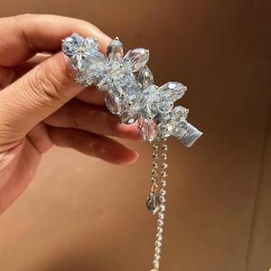 Fermaglio per capelli con fiori di cristallo azzurro e nappa a catena fatta a mano
