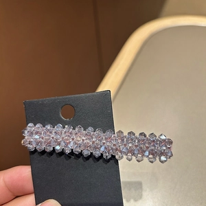 Barrette élégante en perles violettes avec cristaux de lavande sur carte de présentation