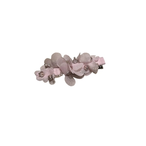 Barrette fleur élégante en résille rose clair avec perles argentées et strass femme