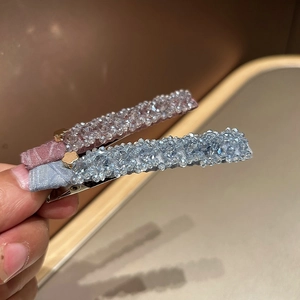 Gros plan de pinces à cheveux fleuries avec perles de cristal roses et bleues