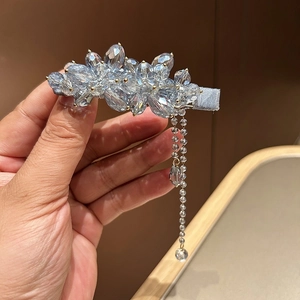 Fermaglio per capelli con fiori di cristallo azzurro e nappe di perline eleganti
