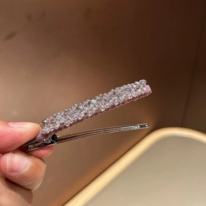 Barrette à cheveux luxe avec perles de cristal, satin rose et motif floral élégant