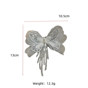 Détail de la barrette papillon en maille blanche avec perles et paillettes, taille 10,5x13cm
