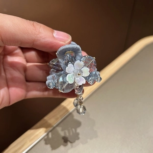 Pince à cheveux élégante en satin bleu clair avec perles de cristal et fleur blanc nacré