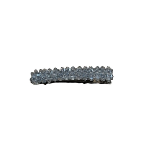 Barrette à cheveux minimaliste en cristal bleu clair avec base en métal argenté sur fond blanc