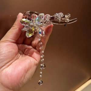 Barrette à cheveux luxe avec fleurs en cristal, glands de perles et gemmes brunes