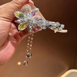 Vue détaillée de la pince à cheveux en cristal faite main avec glands en perles