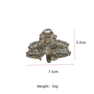 Vue détaillée de la pince à cheveux fleur en cristal mesurant 7,5 cm de long et 3,2 cm