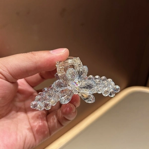 Détail de la pince à cheveux en cristal floral avec strass et perles facettées