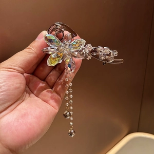 Détail de la pince à cheveux fleur en cristal avec perles irisées et longs glands