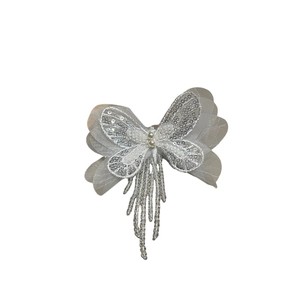 Barrette papillon argentée élégante avec paillettes, perles et longs glands mobiles