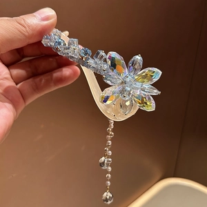 Vue détaillée de la pince à cheveux fleur en cristal avec pampilles de perles élégantes