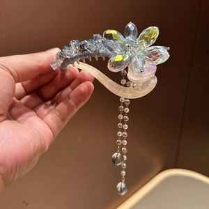 Détail de la pince à cheveux fleurie perlée avec franges en cristal et pétales nacrés
