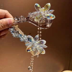 Détails rapprochés des pinces à cheveux fleurs en cristal faites main avec glands perlés