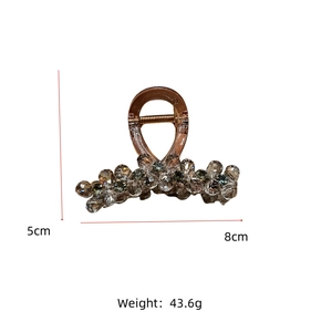Détails de la pince à cheveux avec motif floral en cristal et dimensions de 5 cm sur 8 cm