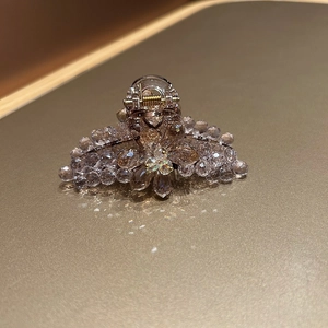 Détail de la pince à cheveux lilas champagne avec perles de cristal et fleur dégradée
