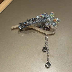 Gros plan détaillé d'une pince banane de luxe avec fleurs en cristal et glands perles