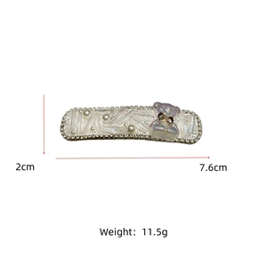 Detailansicht der 7,6 cm Kristall-Perlenhaarspange mit Bären-Dekor und Größenangaben