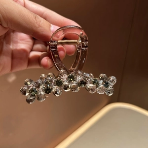 Pince à cheveux marron élégante avec cristaux vert émeraude pour une coiffure sophistiquée