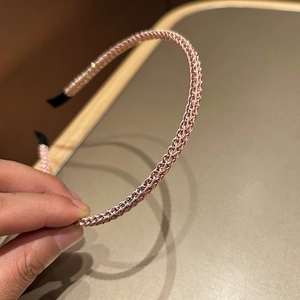 Serre-tête tressé rose élégant avec accents métalliques dorés et embouts noirs