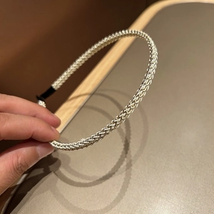 Serre-tête en métal tissé minimaliste avec chaînes argentées et détails en cuir blanc