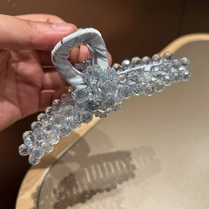 Squisita molletta per capelli in cristallo azzurro con finitura in raso per acconciature