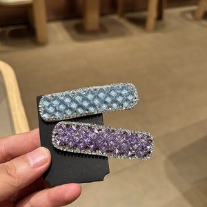 Elegantes Set aus zwei geometrischen Kristall-Haarspangen in Hellblau und Violett