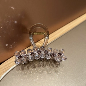 Détail d'une pince à cheveux de luxe ornée de perles de cristal à facettes violettes