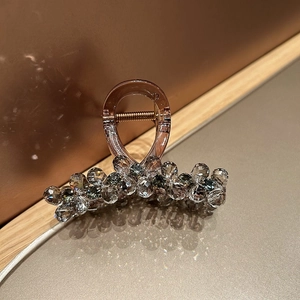 Détail d'une pince à cheveux de luxe en cristal avec acrylique brun et strass brillants