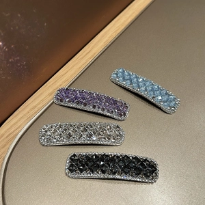 Set mit vier geometrischen Kristall-Haarspangen in Blau Lila Silber und Schwarz