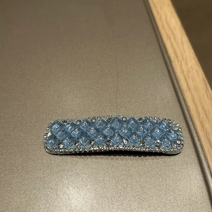 Detailaufnahme der hellblauen Kristall-Haarspange mit Rautenmuster und Silberbasis