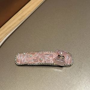Detailansicht der Haarspange mit rosa Kristallbär, Perlen und funkelnden Strasssteinen