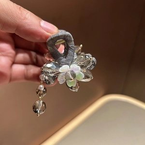 Pince à cheveux fleurie en cristal gris avec fleur irisée et pendentif en perles