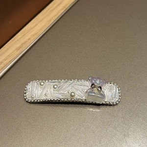 Detail der Bären-Haarspange mit Perlen, Kristallen und lila Bär auf silbernem Metall