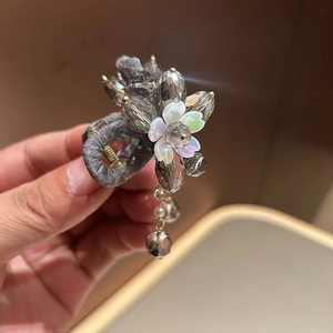 Pince à cheveux élégante en résille grise avec cristaux et pampilles de perles
