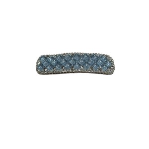 Minimalistische hellblaue Kristall-Haarklammer mit geometrischen Strasssteinen und Silber