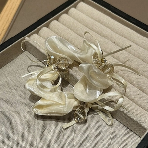 Elegante cremefarbene Seiden-Scrunchies mit Kristallanhängern und langen Schleifen