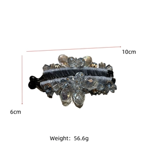 Pince banane en cristal floral, dimensions 10x6cm et poids 56,6g sur fond blanc neutre