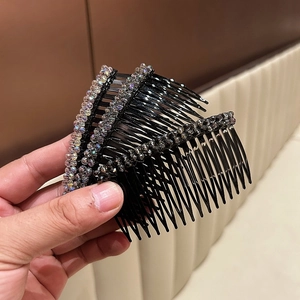 Dettaglio di tre pettini per capelli con fiori di cristallo e strass scintillanti