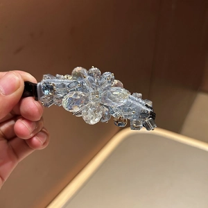 Pince à cheveux coréenne élégante avec cristaux bleus, perles fleuries et texture en soie