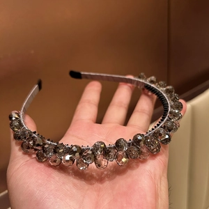 Luxurious crystal beaded headband with non-slip teeth for elegant hair styling