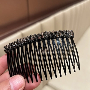 Vista dettagliata del pettine per capelli in resina con perline di cristallo grigio lucido