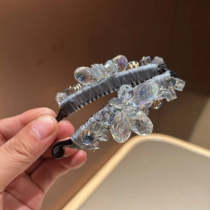 Barrette banane élégante en tissu gris avec décorations de fleurs en cristal brillant