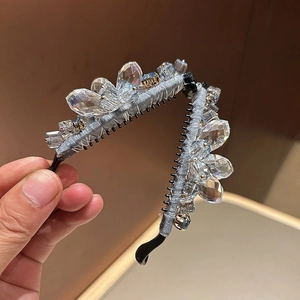 Barrette banane de style coréen avec cristaux gris et perles bleues sur base en tissu