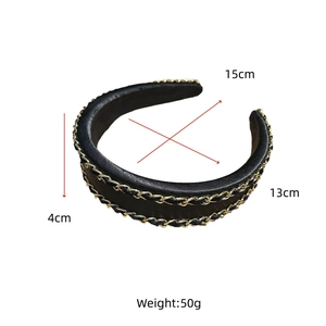 Détail d'un serre-tête en cuir noir de 4 cm avec double bordure de chaîne métallique