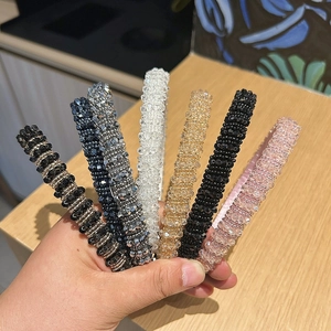 Détail de serre-têtes faits main avec perles de cristal en six couleurs élégantes