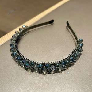 Detail of crystal beads with multifaceted cut and anti-slip teeth on headband
